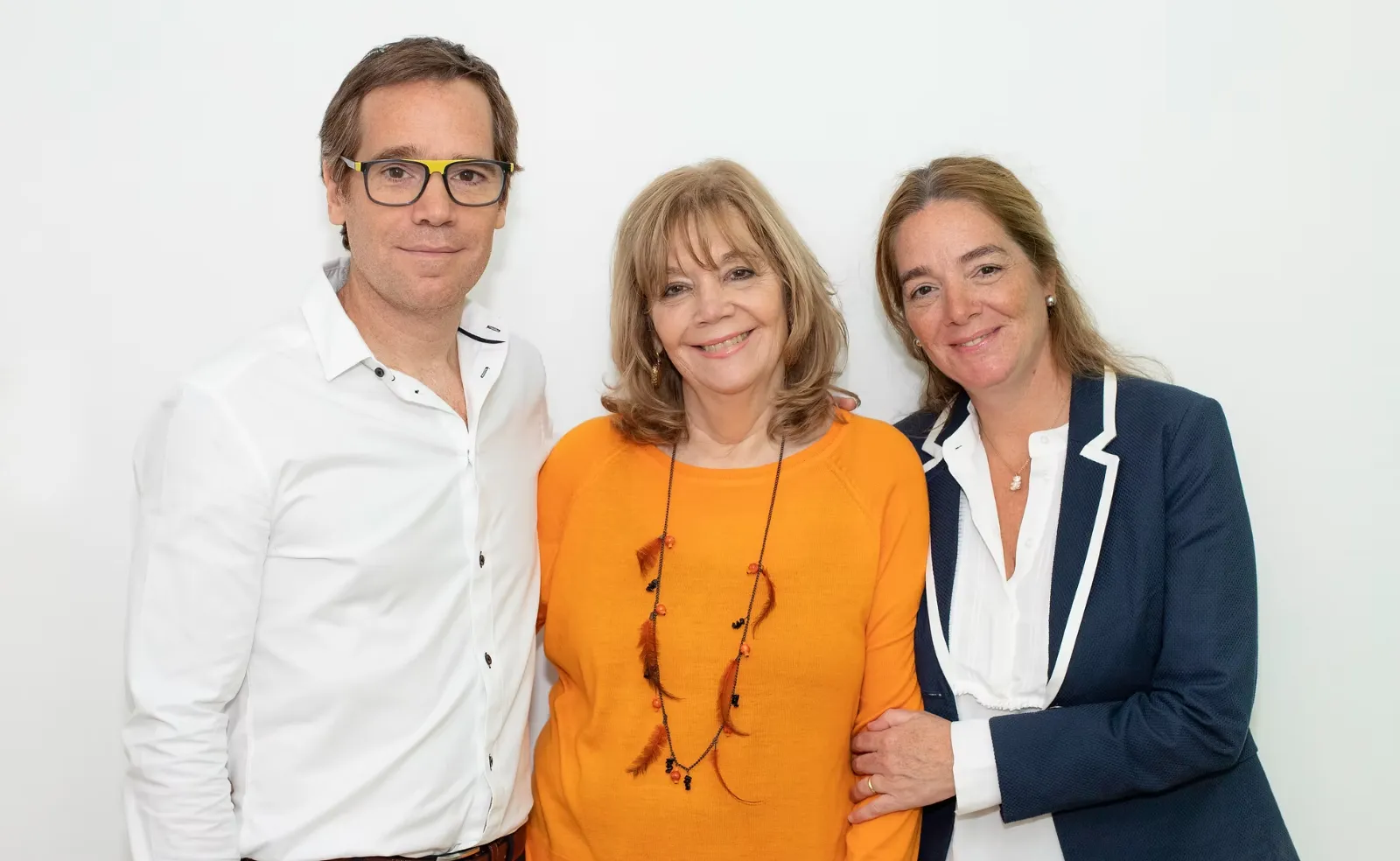 La Dra. Cristina Ribeiro con sus hijos, el Dr. Martín Moreno y Verónica Moreno, en el consultorio